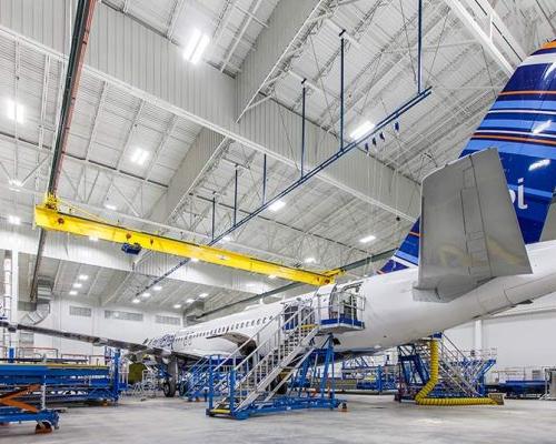 Airplane sitting inside 汉莎航空技术公司重型维修设施.