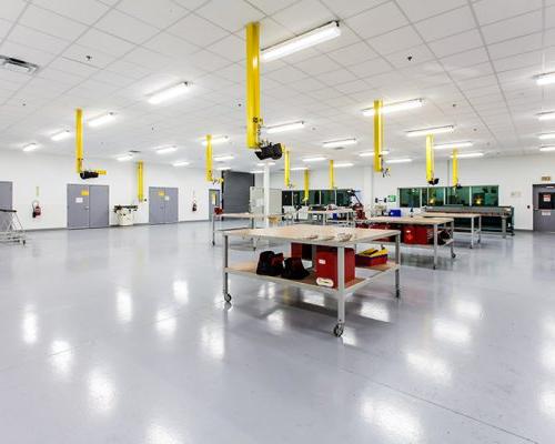 Large, bright room at 汉莎航空技术公司重型维修设施 with several rollable tables.